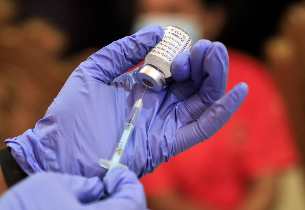 El Instituto de Salud Pública de Chile recomendó el lunes destinar las vacunas de AstraZeneca a las mujeres mayores de 55 años y a los hombres a partir de los 18 años como una medida de precaución ante la notificación de trombosis en vacunados. (ARCHIVO) 
