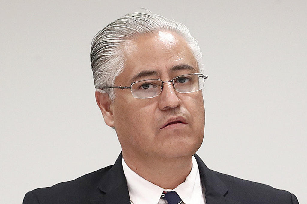 La Fiscalía Anticorrupción del estado ofreció una recompensa de hasta 1110 UMAS, alrededor de 100 mil pesos, a quien aporte datos para localizar al exrector de la UAEM, Alejandro Vera Jiménez, considerado prófugo de la justicia luego de la liberación de una orden de aprehensión en su contra. (ARCHIVO)