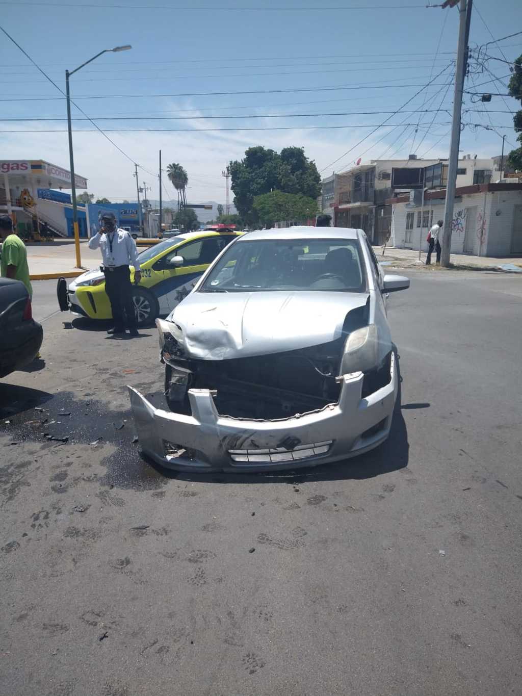 Elementos de la Dirección de Tránsito y Vialidad Municipal se encargaron de resguardar el área del accidente vial. (EL SIGLO DE TORREÓN)