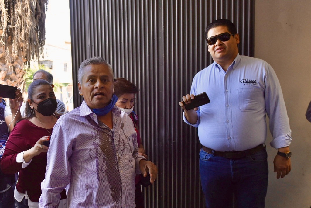 Al exterior del comité municipal del IEC en Torreón se enfrentaron simpatizantes de Morena a favor y en contra de Salazar. (ÉRICK SOTOMAYOR)