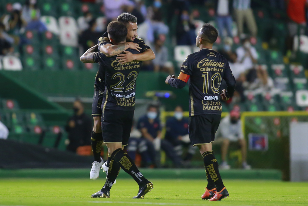 Jugadores de León celebran el primer tanto del partido. (JAM MEDIA)
