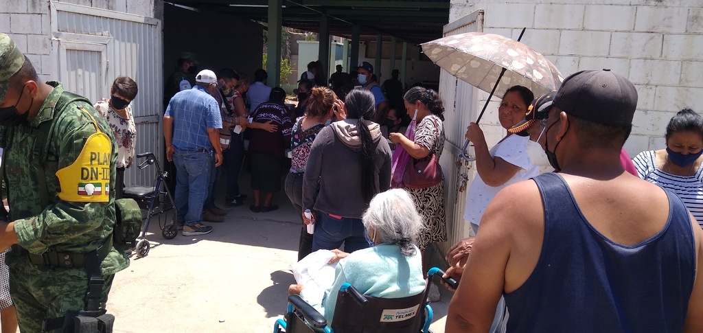 Ayer se vacunaron a personas de Villa Nazareno y hoy acudirán a Graseros, La Loma y Villa Juárez.
