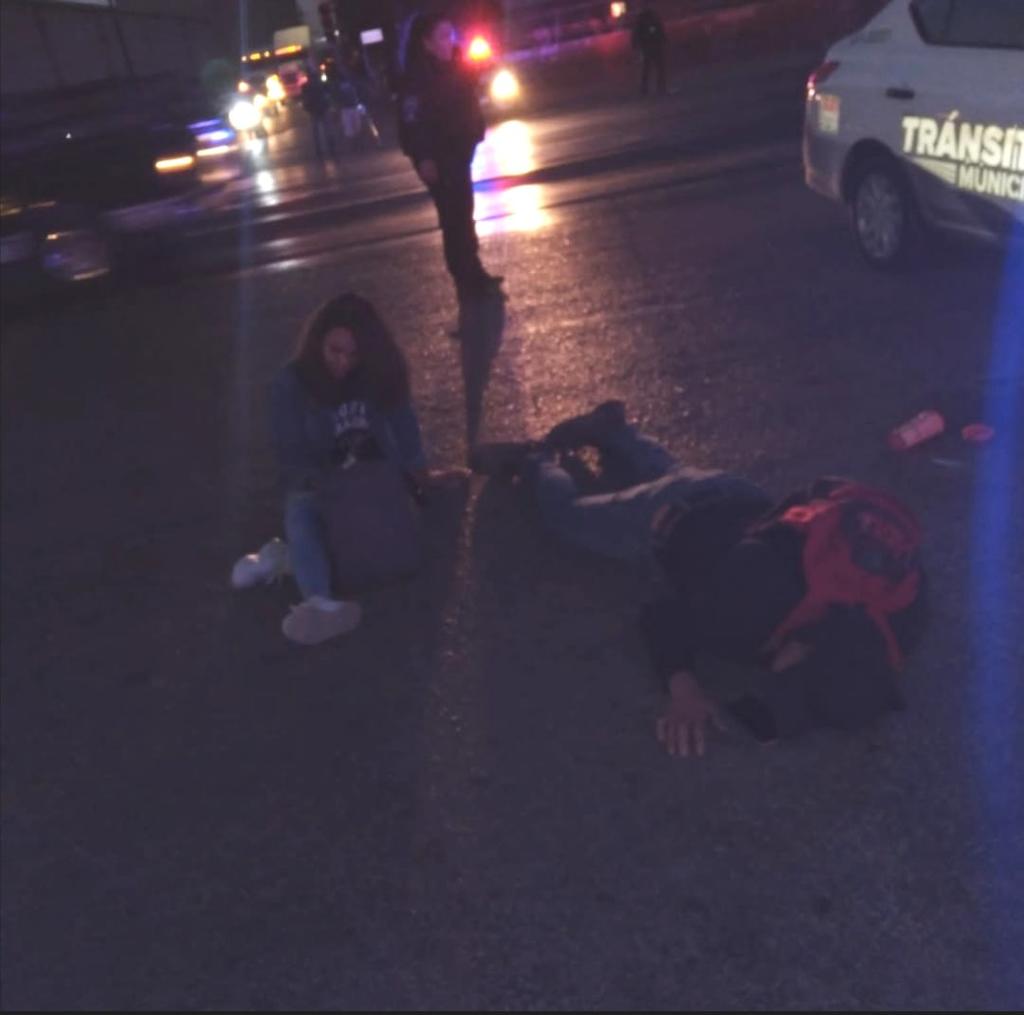 La joven pareja intentaba cruzar la calle que se encuentra frente a la empresa Chilchota, cuando fueron impactados por el veloz conductor de un auto, el cual al percatarse de que los había atropellado huyó del lugar con rumbo desconocido. (EL SIGLO DE TORREÓN)