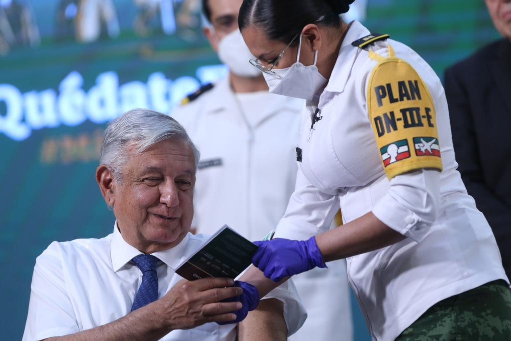 Gutiérrez Müller publicó la foto del presidente después de haber recibido la primera dosis de AstraZeneca.