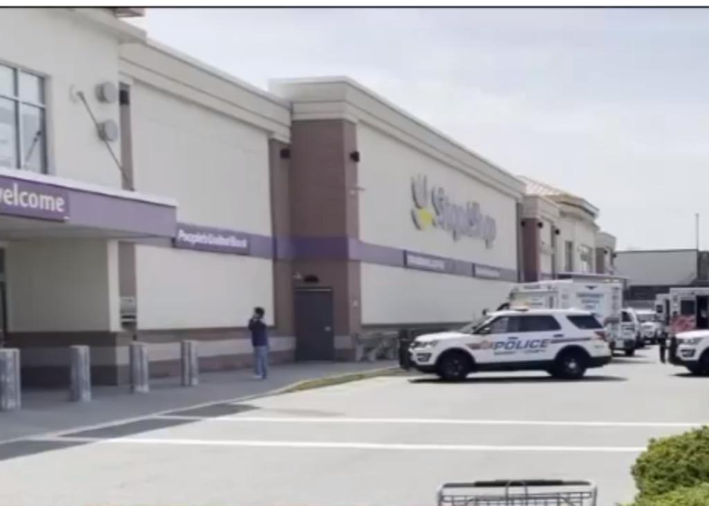 La policía ha detenido a un sospechoso acusado de abrir fuego en una tienda de Stop & Shop en West Hempstead en Nueva York, tiroteo en el que una persona perdió la vida y dos más resultaron heridas.
(ESPECIAL)