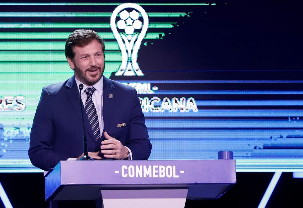 Alejandro Domínguez, presidente de la Conmebol, le expresó su apoyo a Aleksander Ceferin, presidente de la UEFA. (ARCHIVO)