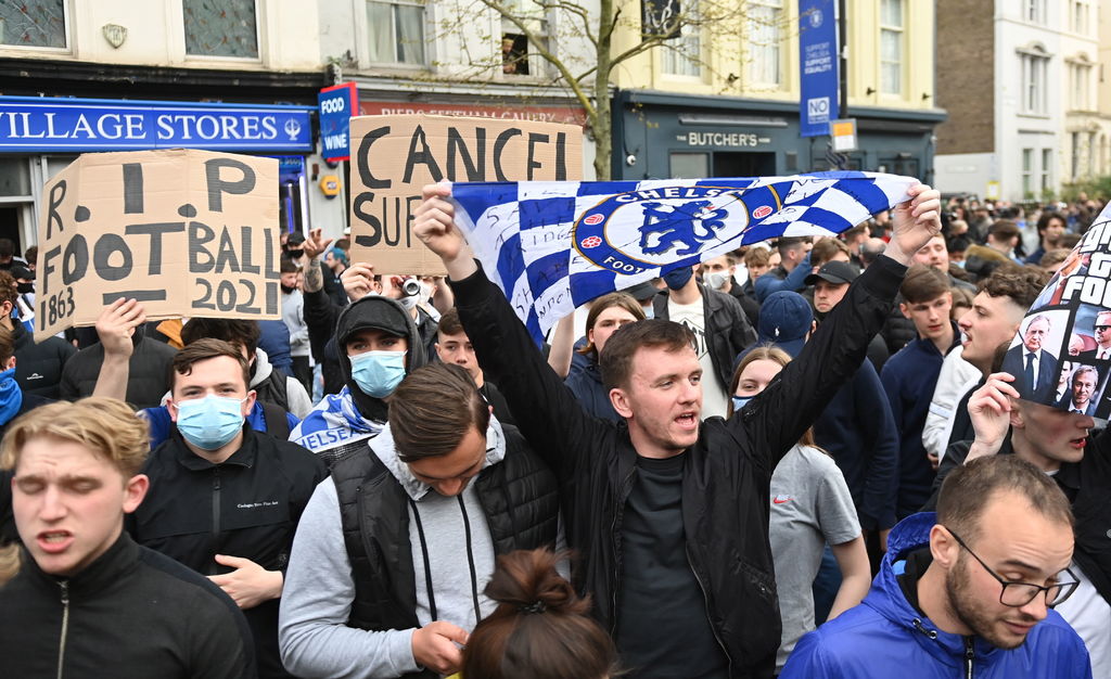 Aficionados del Chelsea protestan por la creación de la Superliga, previo al duelo de ayer entre los 'Blues' y el Brighton; los fanáticos ingleses fueron pieza clave en la retirada de la Superliga de los equipos de la Premier. (EFE)