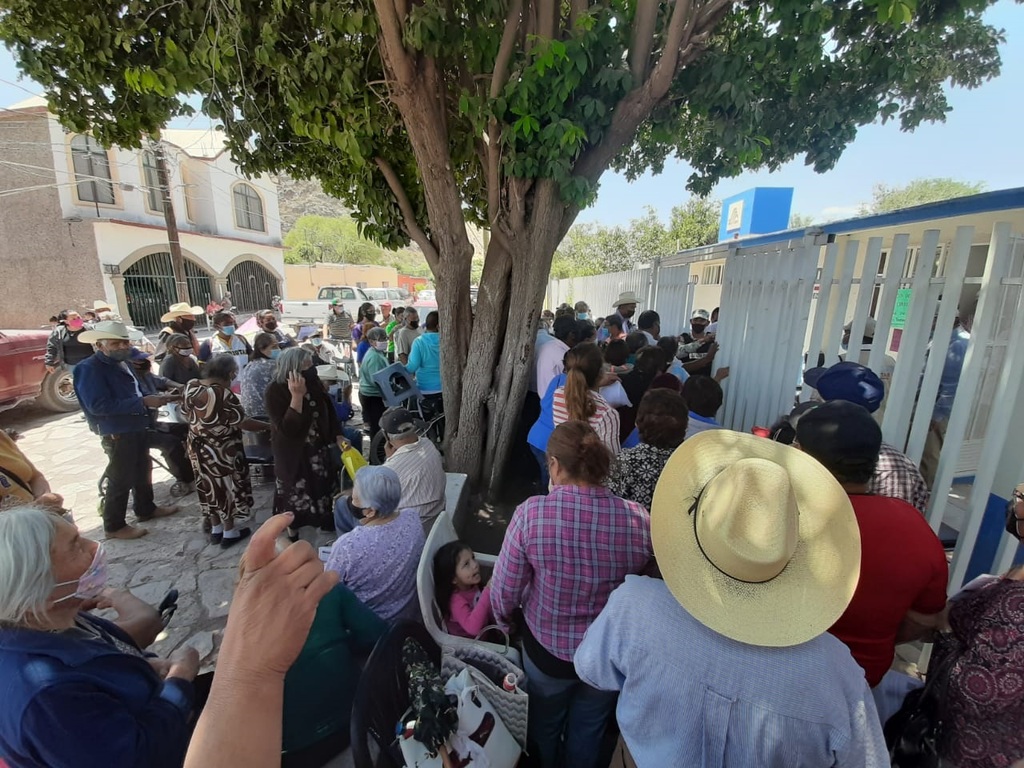 Tras varias horas de espera, los adultos mayores rompieron las filas y se aglomeraron a la entrada del Centro de Salud.