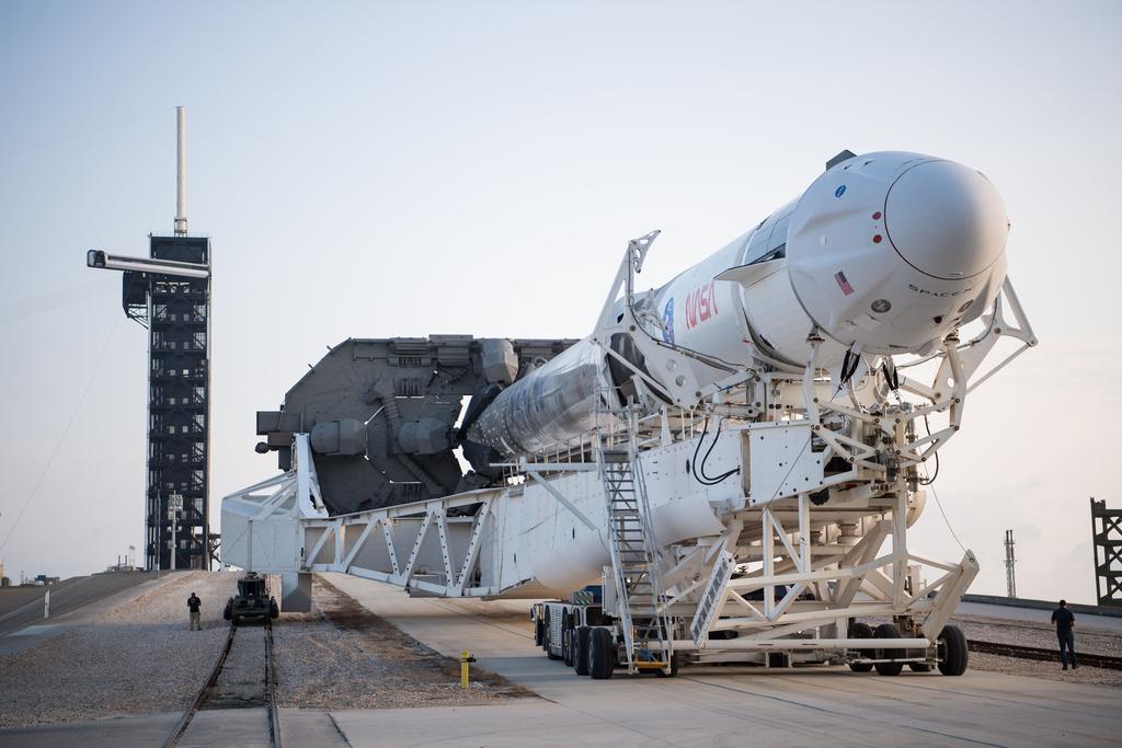 La NASA anunció el aplazamiento al viernes del lanzamiento del cohete Falcon 9 de SpaceX que pondrá en el espacio la cápsula Dragon con cuatro astronautas con destino a la Estación Espacial Internacional (EEI). (ARCHIVO) 