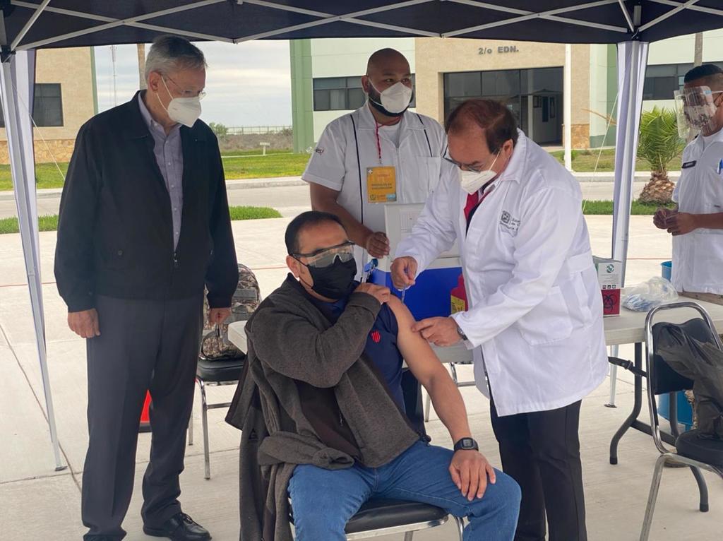 Los titulares de las Secretarías de Salud y Educación del Estado de Coahuila, llevan a cabo un recorrido de supervisión en los puntos de vacunación instalados en la entidad.