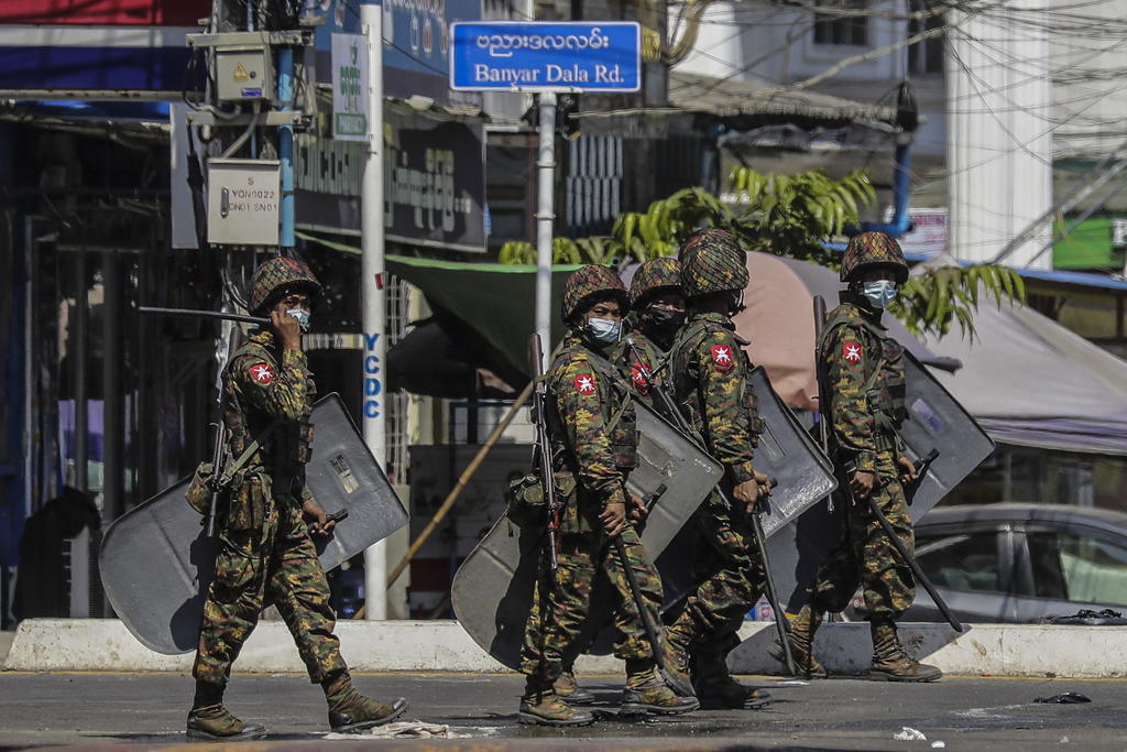 El gobierno de Estados Unidos incrementó el miércoles sus presiones contra el gobierno militar de Birmania, imponiendo sanciones contra dos empresas estatales responsables por la generación de una porción significante de sus divisas. (ARCHIVO) 
