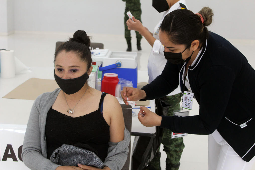 Ante la falta de respuesta para la aplicación de una vacuna antiCOVID, personal médico se manifestó en la Secretaría de Salud de Saltillo. (ARCHIVO)