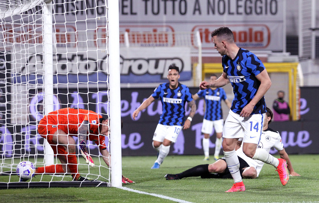 Ivan Perisic (14) marca el gol del Inter, en el empate 1-1 con Spezia. (AP)