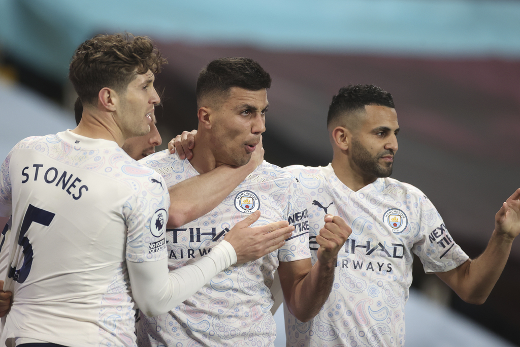 Manchester City remontó para derrotar de visita 2-1 al Aston Villa y ahora le saca 11 puntos al sublíder Manchester United. (EFE)