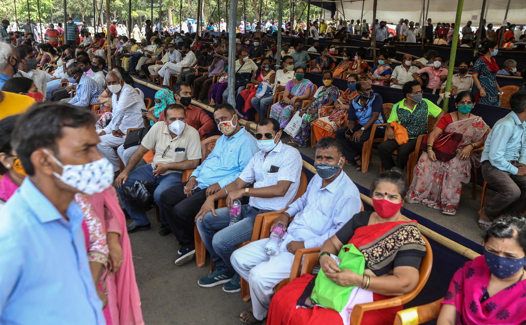 La India superó este jueves la barrera de los 300,000 casos diarios de coronavirus, además de registrar un nuevo récord de fallecidos en el país con 2,104 muertes en la última jornada, un nuevo pico de esta virulenta segunda ola que atraviesa la nación asiática en medio del colapso sanitario. (ARCHIVO) 