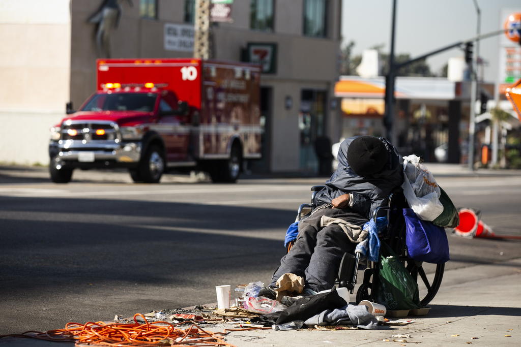 El condado de Los Ángeles apelará la orden de un juez federal que requiere que la municipalidad y el condado alberguen a todos los indigentes del área de Skid Row en un plazo de 180 días y realicen una auditoría de todos los gastos relacionados con la crisis de personas sin hogar. (ARCHIVO) 