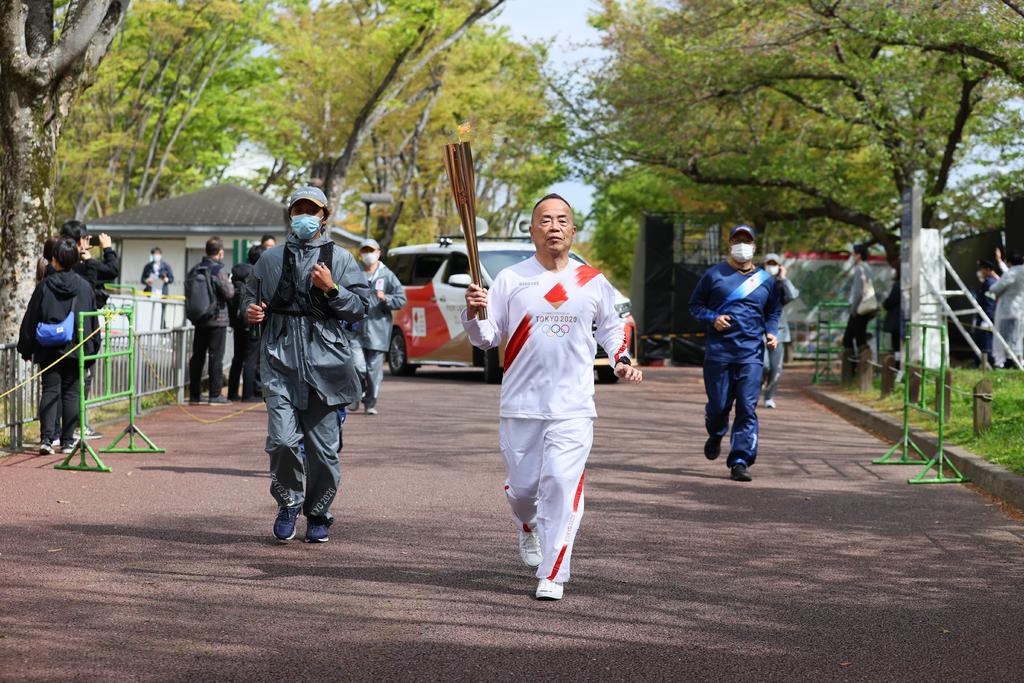 Un policía dio positivo al coronavirus un día después de participar en el relevo de la antorcha olímpica la semana pasada, dijeron los organizaciones de los Juegos Olímpicos de Tokio el jueves. (EFE)
