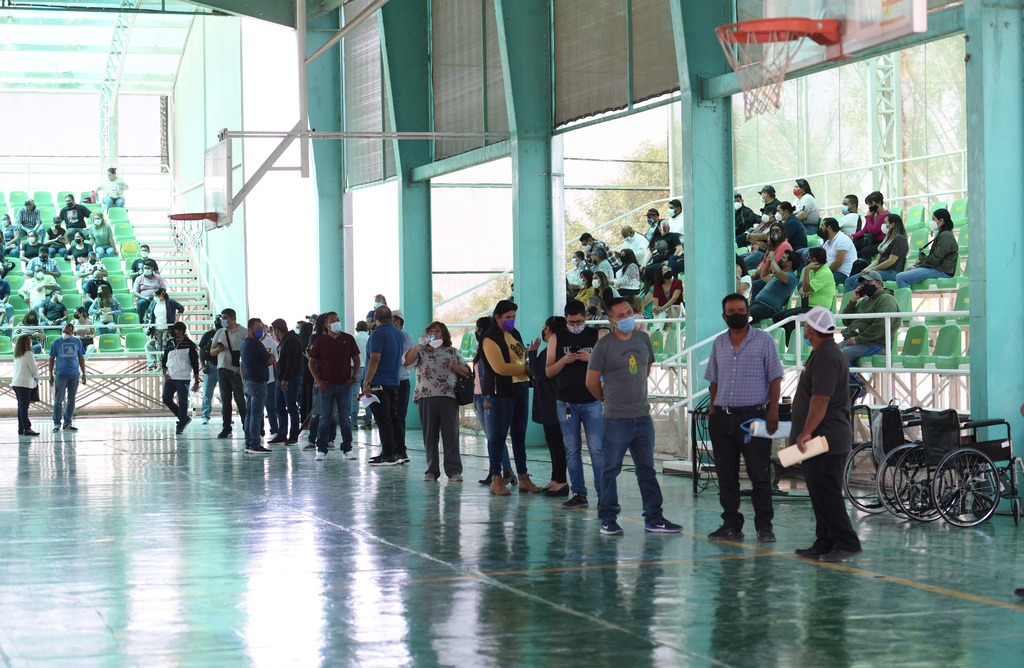 En las dos sedes de vacunación en Torreón se han vacunado a 8,594 trabajadores de la educación. (JESÚS GALINDO)