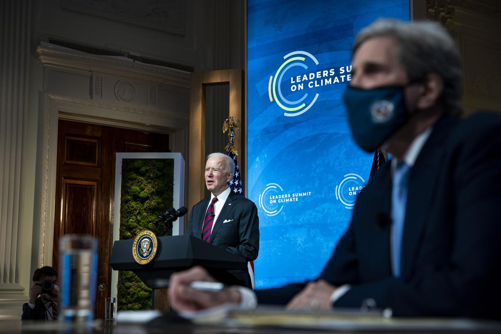 Biden (i) se comprometió a duplicar para 2024 los fondos que dedica anualmente a financiar iniciativas verdes en países en desarrollo. (EFE) 