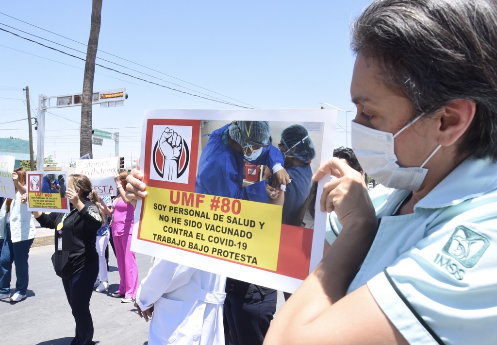 El pasado miércoles trabajadores de distintas unidades del IMSS en Torreón protestaron porque no han sido inmunizados. (EL SIGLO DE TORREÓN)