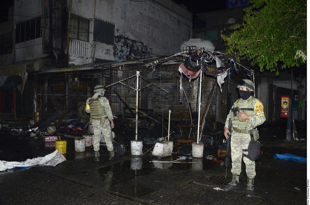 Hombres armados incendiaron ayer al menos 17 locales de tres mercados en Acapulco.