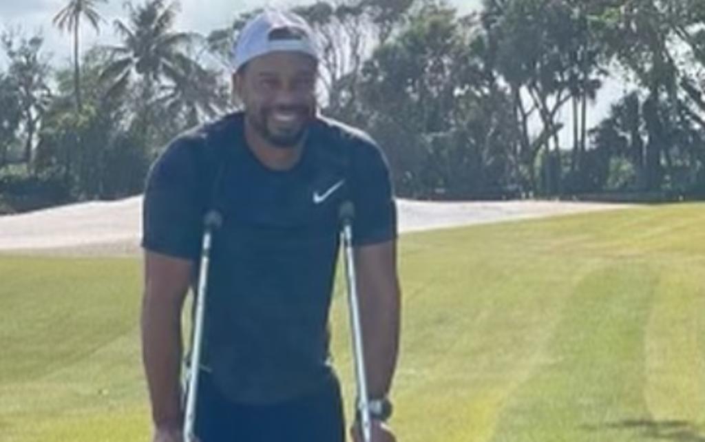 El golfista estadounidense Tiger Woods publicó este viernes una foto en su red social de Instagram en la que aparece con muletas y sonriendo en el jardín de la residencia que posee en Jupiter (Florida). (ESPECIAL)
