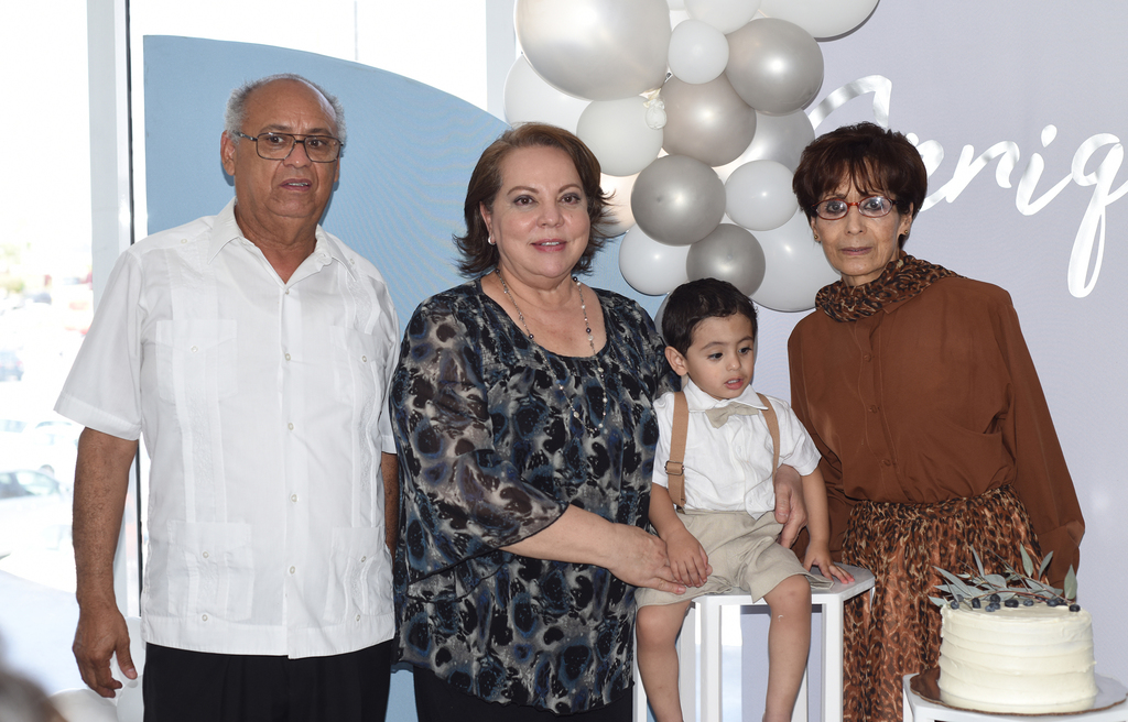 Abuelos Juan Antonio Talamantes Ramírez, Magdalena Valdivia Vallejo e Imelda Landeros Trujillo. (EL SIGLO DE TORREÓN)