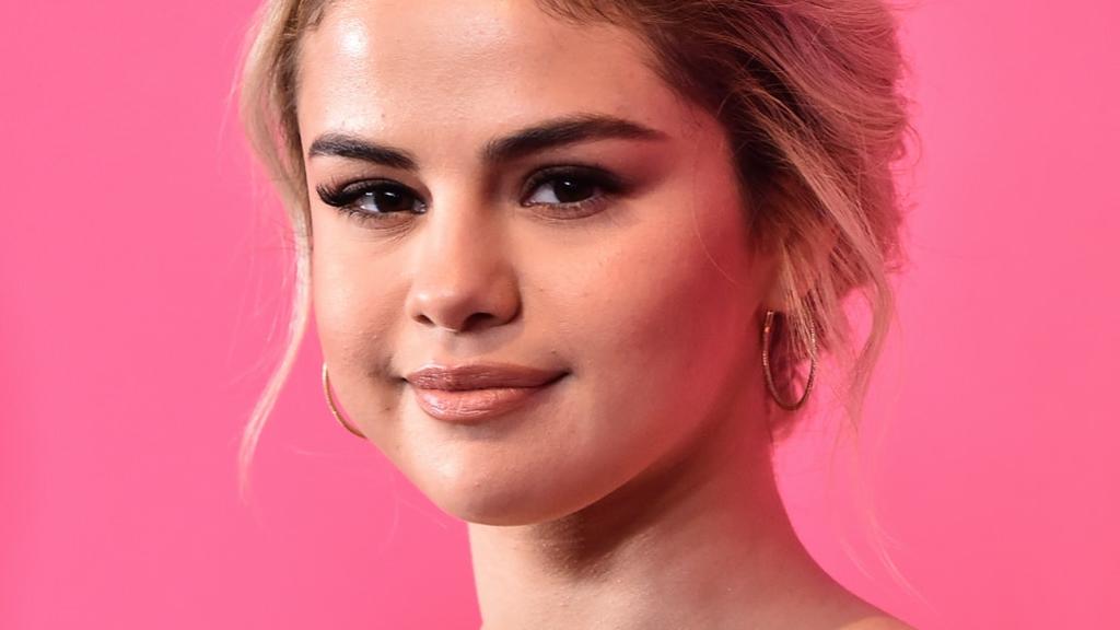 La cantante Selena Gomez sorprendió a propios y extraños al aparecer con un radical cambio de look para anunciar que ha comenzado una nueva era en su vida. (ESPECIAL) 