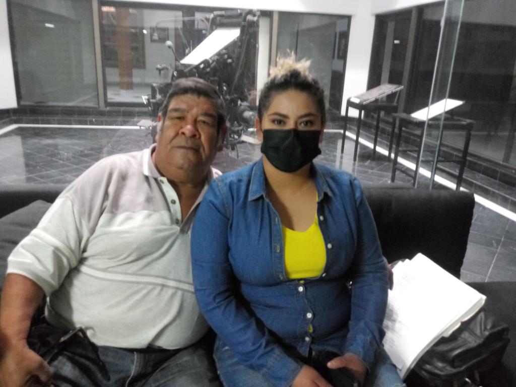  Hugo Ramírez Cortez y Aracely Ortiz Badillo, padre y la viuda de quien en vida llevara el nombre de Víctor Hugo Ramírez García, acudieron a El Siglo de Torreón para dar a conocer el caso y solicitar hacerlo público, esperando se resuelva la situación por la que atraviesa Aracely, quien todavía tiene un niño de 5 años y otros dos más, de 12 y 18 años, a quienes tiene que sostener y darles educación.
 (EL SIGLO DE TORREÓN)