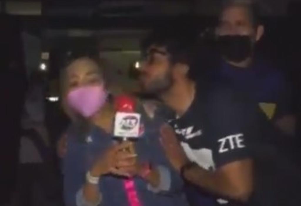 En una muestra más del mal comportamiento, un aficionados de los Pumas, una reportera poblana denunció una falta de respeto durante una transmisión en vivo en el partido de Puebla vs Pumas. (Especial) 