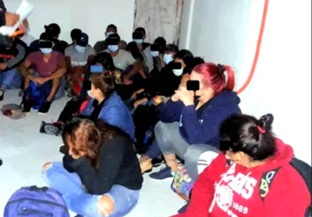 Un grupo de 53 centroamericanos, entre ellos seis menores de edad -dos mujeres y cuatro hombres-, fueron localizados en un domicilio de Apodaca, Nuevo León, y llevados al Instituto Nacional de Migración, ya que no contaban con documentos para acreditar su estancia en el país. (ESPECIAL)
