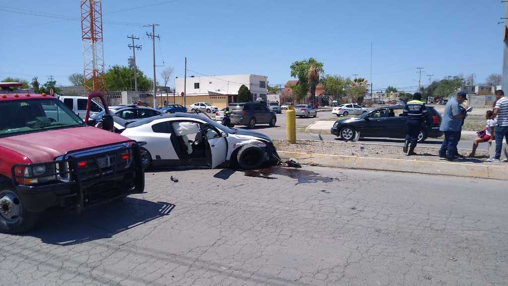 Pese a lo aparatoso del percance vial, no se registraron personas lesionadas, solamente daños materiales.