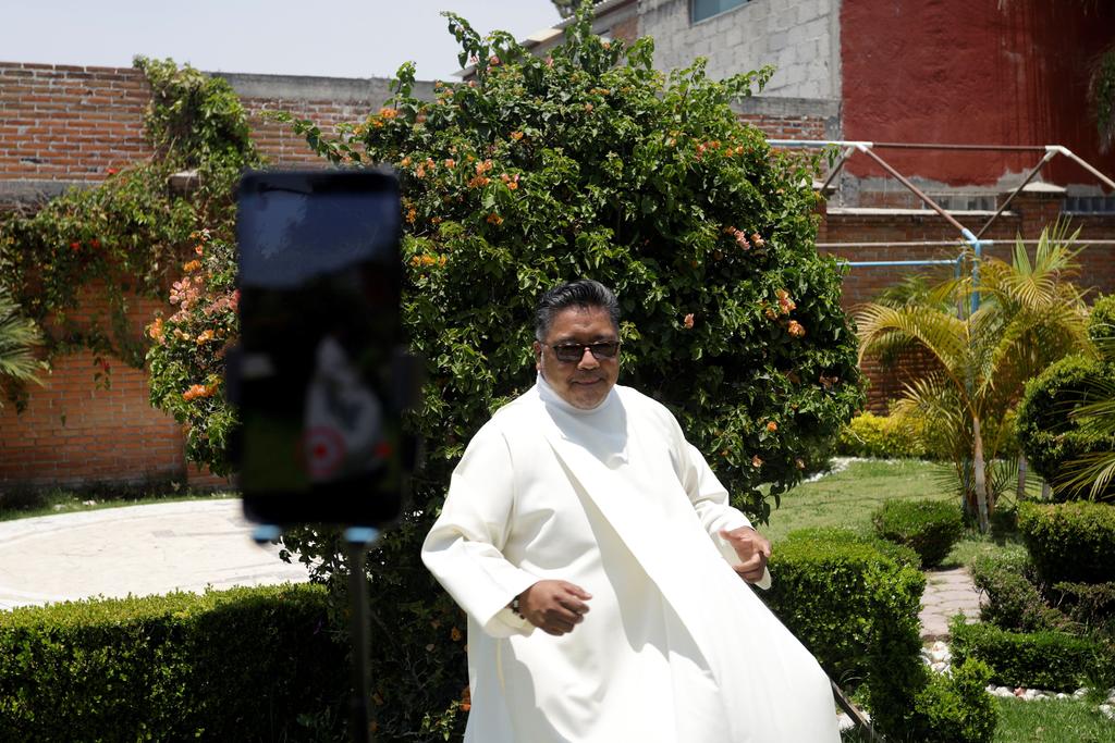 Ezequiel Padilla arrasa en TikTok como el Padre Cheke. Entre sus casi 700,000 seguidores este párroco propaga el amor de Dios con divertidos vídeos musicales y escenas cómicas que han traspasado fronteras. (EFE)