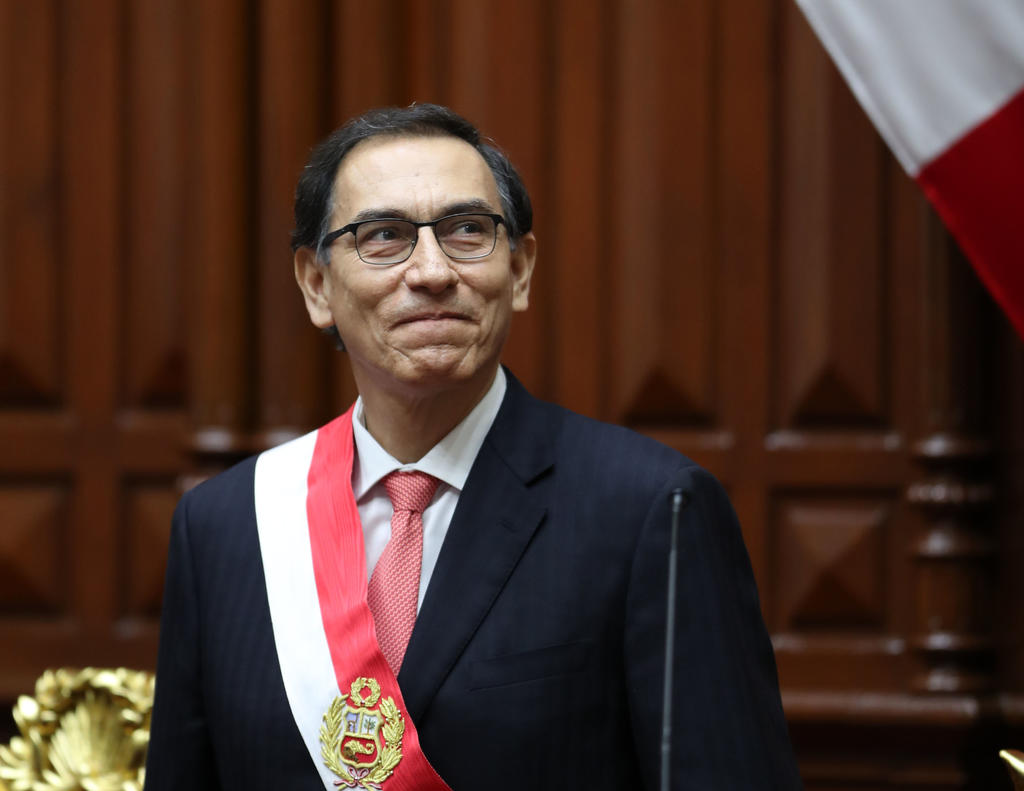 El expresidente del Perú Martín Vizcarra (2018-2020) informó este domingo que él y su esposa, la exprimera dama Maribel Díaz, dieron positivo en COVID-19 y presentan síntomas de la enfermedad, luego de haberse vacunado en secreto en el escándalo del 'Vacunagate'. (ARCHIVO)