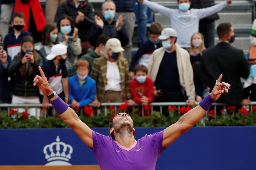 El español Rafael Nadal ganó este domingo su duodécimo Trofeo Conde de Godó al vencer en una épica final al griego Stefanos Tsitsipas, por 6-4, 6-7 y 7-5, en tres horas y 39 minutos. (EFE)