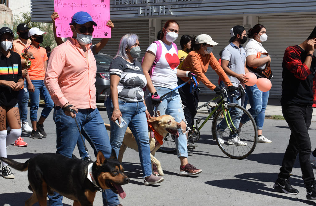 Los manifestantes acudieron con sus mascotas a la Plaza Mayor y de ahí avanzaron con rumbo al Paseo Colón. (JESÚS GALINDO)