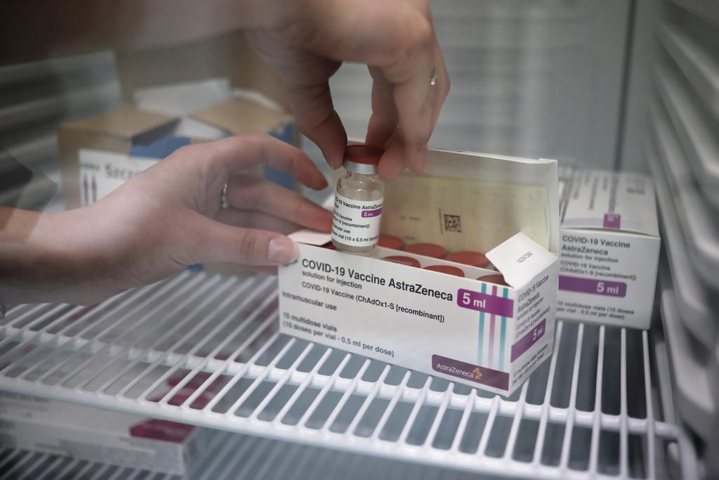 Estados Unidos comenzará a compartir toda su línea de vacunas de AstraZeneca contra el coronavirus una vez que esta supere las revisiones federales de inocuidad, dijo la Casa Blanca a The Associated Press el lunes. (ARCHIVO) 
