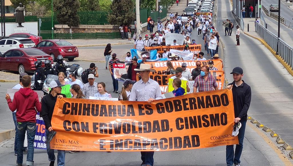 Encabezados por Julián y Adrián LeBarón, alrededor de un centenar de personas se manifestaron en la capital del estado y anunciaron que solicitarán una investigación por crimen de lesa humanidad en contra del Gobierno estatal tras la masacre ocurrida en noviembre del 2019. (EFE)