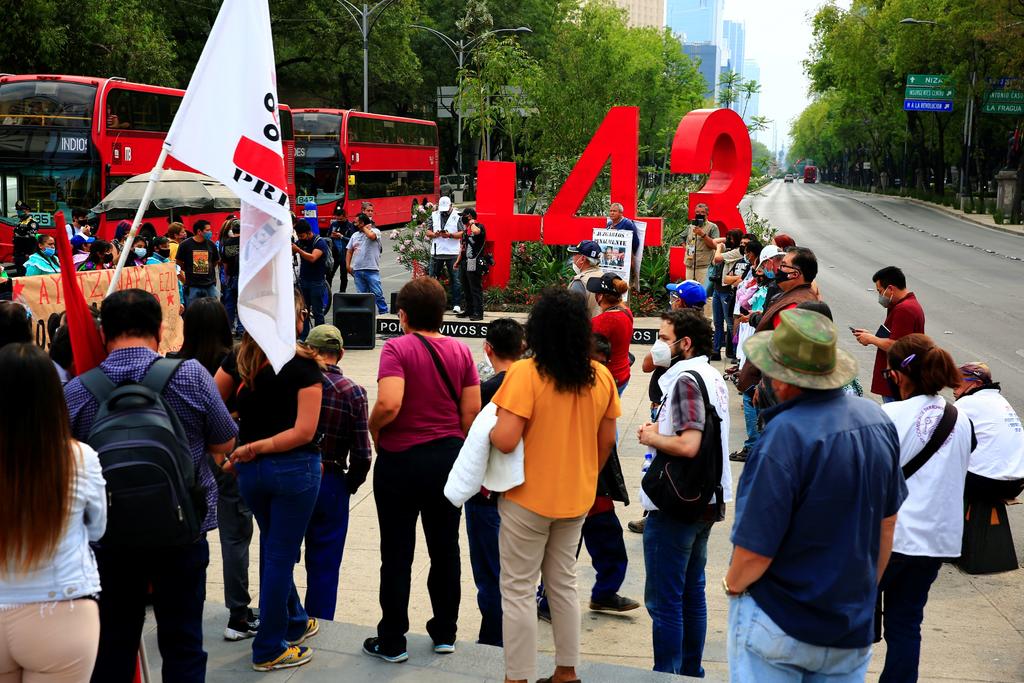 Los padres de los 43 estudiantes desaparecidos de Ayotzinapa anunciaron este lunes que, ante la falta de avances en la investigación sobre el paradero de sus hijos, cumplirán una jornada de búsqueda del 19 al 23 mayo en el estado de Guerrero. (ARCHIVO)