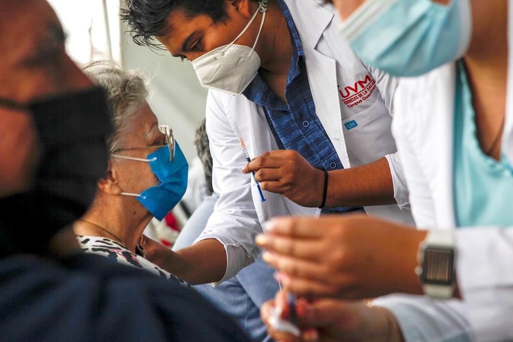 Las autoridades sanitarias de México aseguraron este lunes que una tercera ola de contagios por la COVID-19 'parece menos probable, pero no se descarta' luego de que por segunda jornada consecutiva 30 entidades, de las 32 que integran el país, reportaron bajas de casos de coronavirus. (EFE)