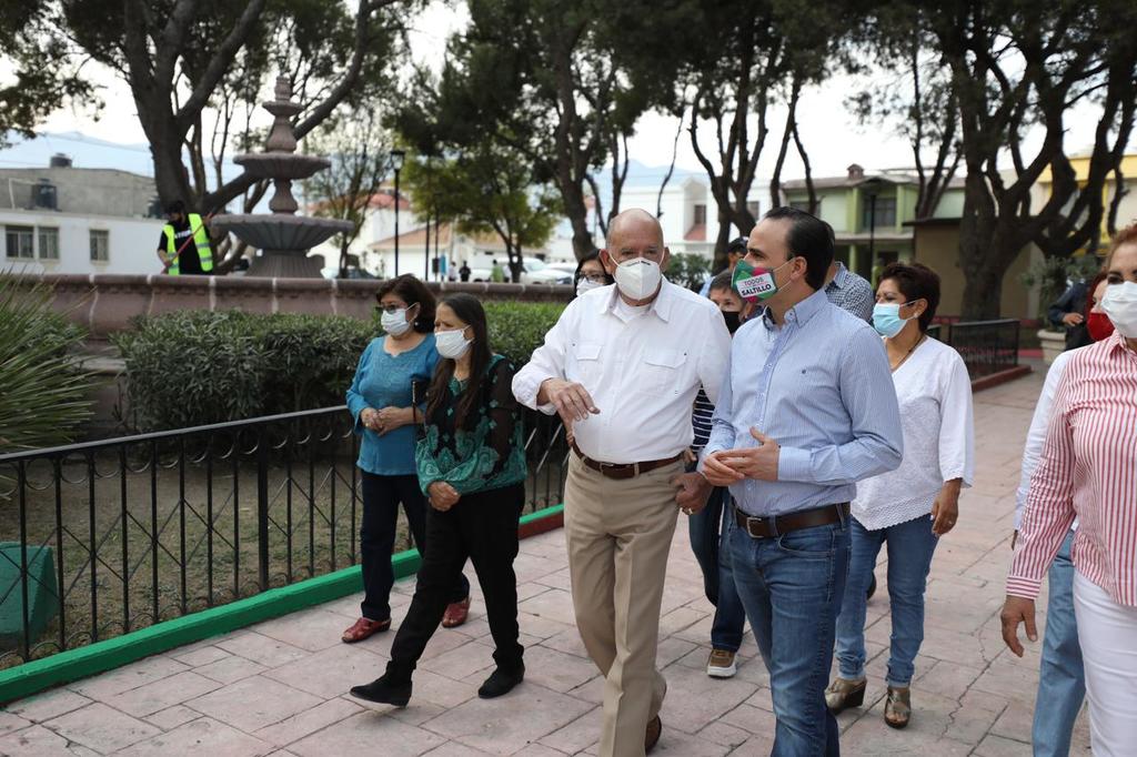 El alcalde Manolo Jiménez recorrió la plaza ubicada en la colonia Guanajuato.