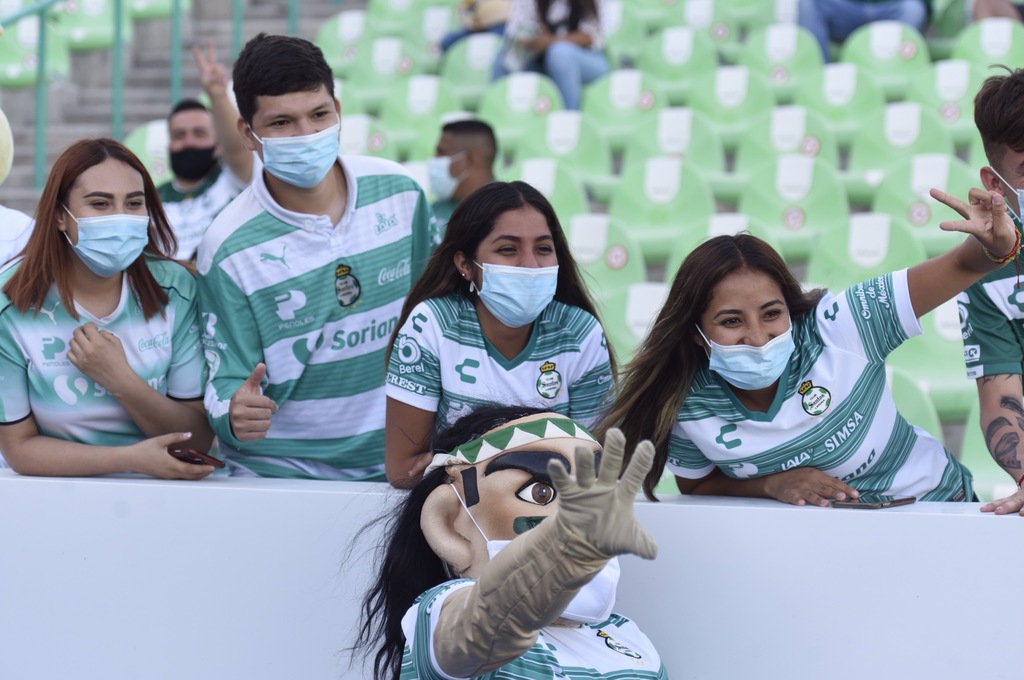 Los aficionados al futbol podrán asistir al próximo juego del Santos Laguna frente al Puebla y a los posibles partidos de liguilla. (ARCHIVO)