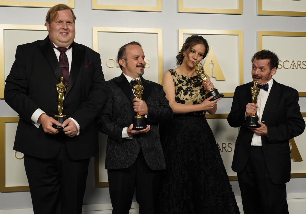 Premiados. El estadounidense Phillip Bladh junto a los mexicanos Carlos Cortés, Michelle Couttolenc y Jaime Baksht tras recibir el Oscar a Mejor Sonido por su trabajo en Sound of metal (2020).