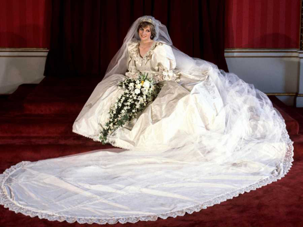 ICÓNICO. El reconocido vestido de novia de la Princesa Diana se pondrá al público por primera vez en 25 años. (REDES)