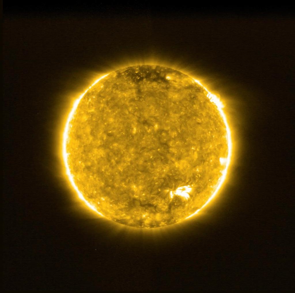 El Sol tiene una característica misteriosa. En contra de lo que cabría esperar, su atmósfera exterior (corona) está muchísimo más caliente que la superficie, un enigma que los astrónomos esperan empezar a desentrañar gracias a las llamadas 'hogueras solares', recientemente descubiertas. (ARCHIVO) 
