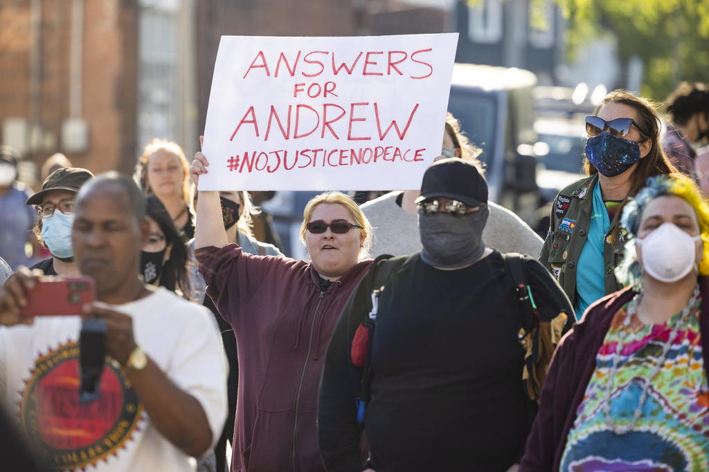 Un policía en EUA disparó al afroamericano Andrew Brown en la parte posterior de su cabeza la semana pasada, aseguró este martes uno de sus abogados, Wayne Kendall, tras ver los resultados de una autopsia independiente. (ARCHIVO) 
