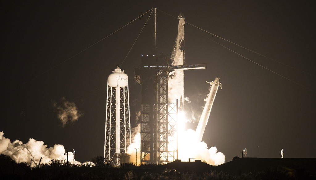 La Crew-1, la primera misión tripulada conjunta de la NASA y la firma privada SpaceX que llegó a la Estación Espacial Internacional (EEI), retornará a la Tierra el sábado y no el miércoles como se había anunciado previamente. (ARCHIVO) 
