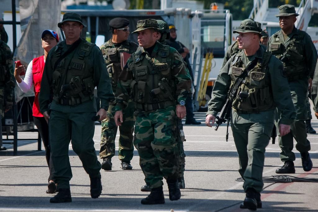 La Fuerza Armada Nacional Bolivariana (FANB) de Venezuela incrementó su despliegue en el estado Apure (fronterizo con Colombia), donde combate desde hace más de un mes a un grupo que varias asociaciones han identificado como disidentes de las FARC, informaron este martes fuentes castrenses. (ARCHIVO) 
