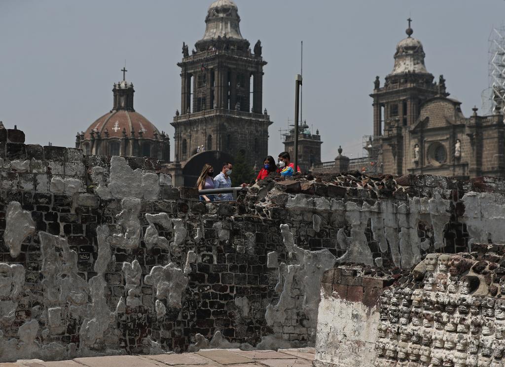 La zona arqueológica del Templo Mayor, en el centro de Ciudad de México, reabrió este martes sus puertas bajo protocolos sanitarios después de más de un año de cierre debido a la pandemia del coronavirus. (EFE)