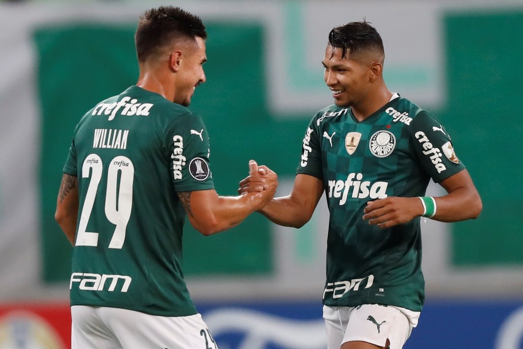 Rony (d) celebra luego de marcar uno de sus dos tantos, en la goleada del Palmeiras 5-0 sobre Independiente del Valle. (EFE)